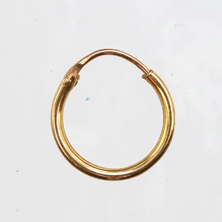 Ett udda örhänge, Ø9,4mm, bredd ca 1,4mm, 18K. Vikt: 0,2 g