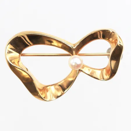 Brosch med pärla, längd 37mm, bredd 9,3-23,6mm, pärla Ø4,7mm, 18K. Vikt: 2,7 g