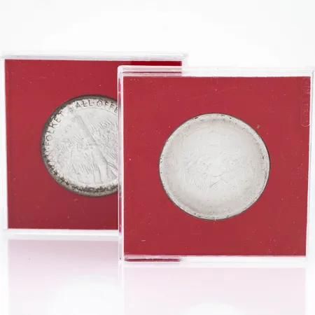2 Silvermynt ALL OFFENTLIG MAKT I SVERIGE UTGÅR FRÅN FOLKET 1975 SVERIGE 50KR Ø36mm, silver 925/1000 á 27g.