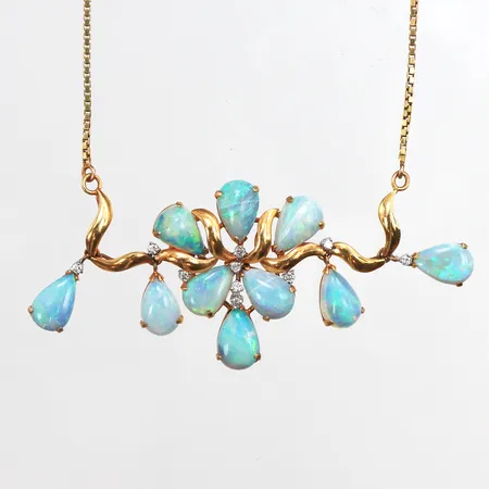 Collier med små diamanter och opaler, 10 x ca 0,01ct, längd 37,5cm, bredd 1-27,6mm, 14K. Vikt: 9,4 g