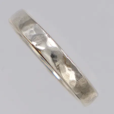 Ring hamrad dekor stl:17¾, bredd 4mm, 925/1000 silver Vikt: 3,7 g