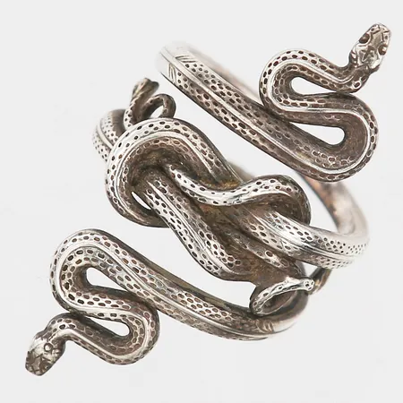 Ring med ormar i knop, bredd 35mm, stl17½, silver Vikt: 8,1 g