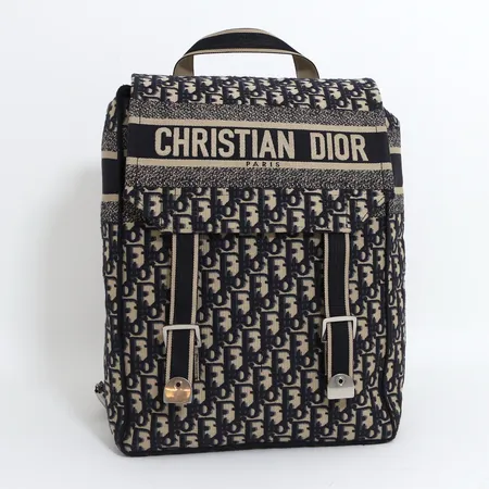 Ryggsäck Christian Dior Oblique blå/vit monogramcanvas, silverfärgad beslag, justerbara remmar, invändigt en ficka med dragkedja, märkt Christian Dior Paris made in France samt numrerad, 34x28x11cm.
