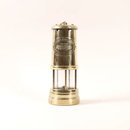 Gruvlykta "British Coal Mining Company Wales U.K", modern reproduktion, höjd inkl. krok 31mm, ej funktionstestad.
