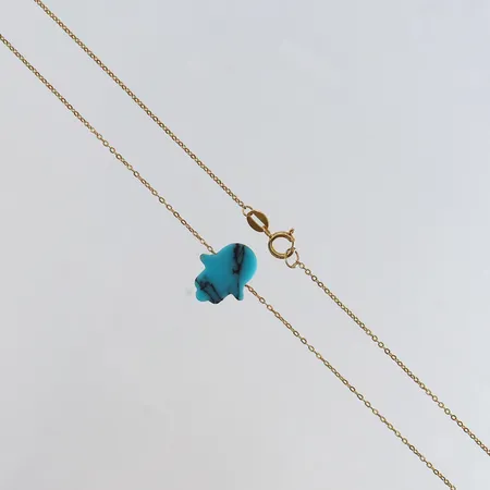Collier med turkos sten längd 47,5cm bredd 0,6-13mm, trögt lås 21K.  Vikt: 1,7 g