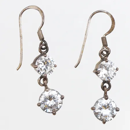 Örhängen med vita stenar, längd 34,4mm, bredd 1,5-7,8mm, något ojämna krokar, 925/1000 silver. Vikt: 3,9 g