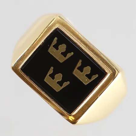 Klackring med onyx samt tre kronor stl:19 bredd 4-13mm GHA bucklig 18K. Vikt: 4,6 g
