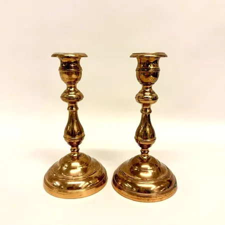Ett par ljusstakar, höjd 17cm, made in Sweden, malm Skickas med paket.