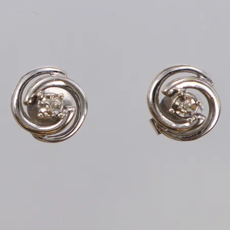 Ett par örhängen med åttkantslipade diamanter ca 0,01ctv, bredd 9mm, 18K Vikt: 2,4 g