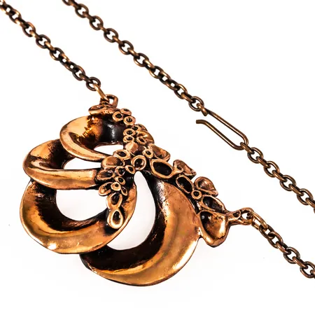 Collier Lava Hannu Ikonen bredd hänge 41mm längd kedja ca 70cm, brons 26,2g.