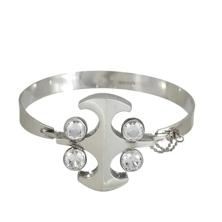 Armring silver 925/1000 FINLAND 1972 Kultaseppa Salovaara syntetisk Spinell, inre mått 18,0 cm, skena bredd 7,4 mm, dekor 32x32 mm, uppbyggnad 10 mm, öppningsbar, säkerhetskedja, svensk kontroll/importstämpel, stenar utan anmärkning Vikt: 26,9 g