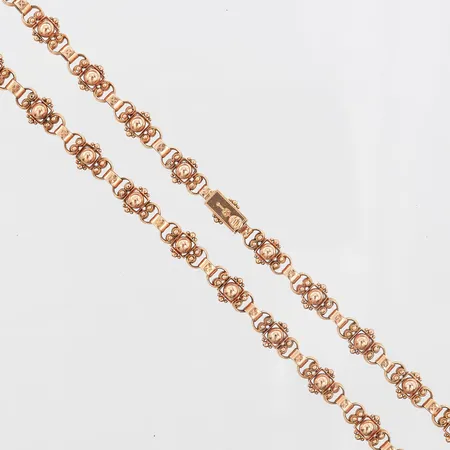 Collier med mönster längd 45,5cm, bredd 7mm, med ögla på baksida av mittlänken för hänge, 14K Vikt: 25,9 g