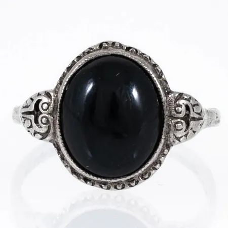 Ring med cabochonslipad svart sten stl:17¼ bredd 1,6-13,5mm, silver 835/1000 2,8g.