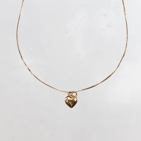 Kedja med hänge hjärta, längd 38cm, bredd 0,5mm, hjärta 11 x 6,8mm, 18K. Vikt: 1,4 g