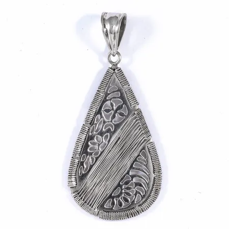 Hänge droppe med genombrutet mönster bredd 27mm längd inkl. ögla 60mm, stämplad Alberto Luzzi, Sicilien Italien, silver 925/1000 7,3g.