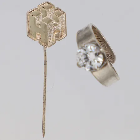 Ring med vit sten stl:17¼, bredd 10mm, gravyr. 1 Pin längd 44mm, 925/1000 silver Vikt: 5,6 g