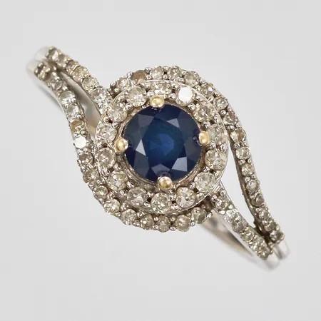 Ring med safir och diamanter 59x ca 0,001ct GHA stl: ca 14¾ vitguld 18K  Vikt: 2,5 g