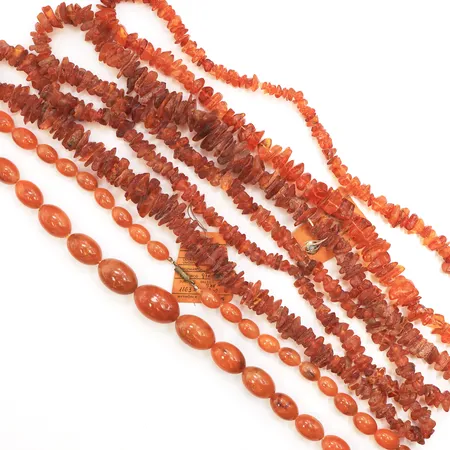 Diverse smycken i bärnsten, 4 collier i olika längder, rå bärnsten och polerad bärnsten, oädla lås.