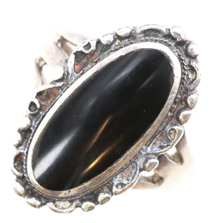 Ring med onyx, stl:19¾, bredd 2,2-23,6mm, skev skena, 925/1000 silver. Vikt: 5,6 g