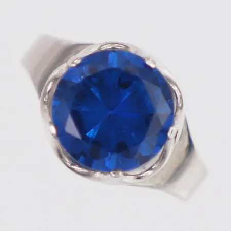 Ring blå sten stl:15¾, bredd 3-10,8mm, importstämpel, vitguld, 18K Vikt: 2,9 g