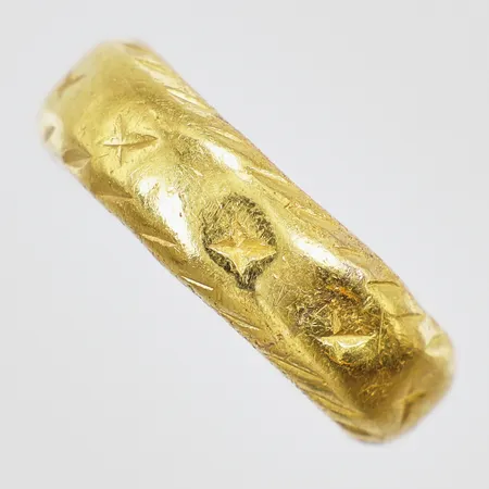 Ring mönstrad dekor stl: ca 19 bredd: ca 7mm Thaiguld ½ baht 23K Vikt: 7,3 g