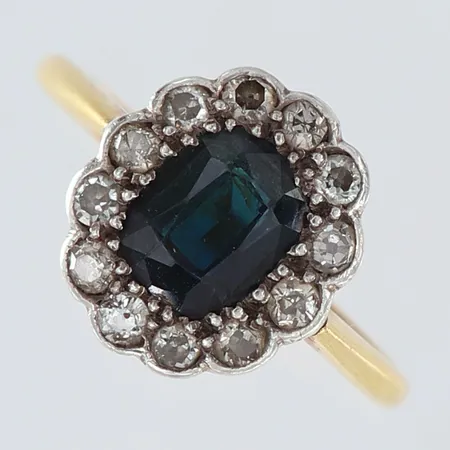 Carmoséring med Safir samt gammalslipade diamanter 12 x 0,02ct stl:17¾, bredd 13mm, krona i vitguld 18K Vikt: 4,1 g