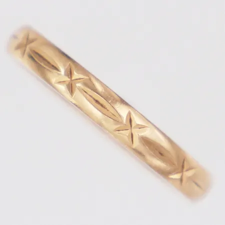 Ring dekor stl:18¾, bredd 2,8mm, gravyr, 18K Vikt: 2,5 g