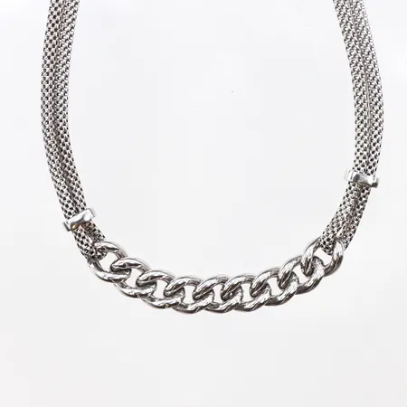 Collier med vita stenar, längd 45cm, bredd 5,5-8,1mm, 925/1000 silver.  Vikt: 13,3 g