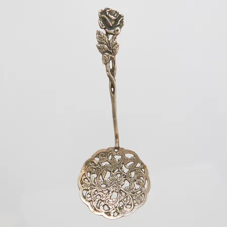 Bärsked med blomdekor längd: 11,8cm, Stockholm, silver 830/1000 Vikt: 14,1 g