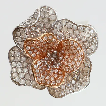 Ring blomma med vita stenar stl:15¼ bredd 2-24,5mm saknar en sten behov av omrodiering tvåfärgat 18K.  Vikt: 8,5 g