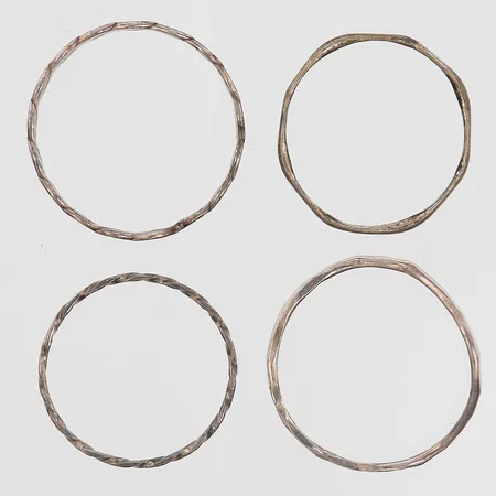 Fyra ringar olika design och storlekar, stl ca 15½ & 17¼, bredd ca 2-2,5mm, varierande skick, silver Vikt: 2,5 g