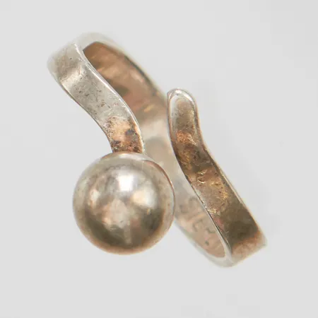 Ring Alton justerbar stl:17½ bredd: 5mm, skev, 1974, silver 925/1000 Vikt: 2,9 g