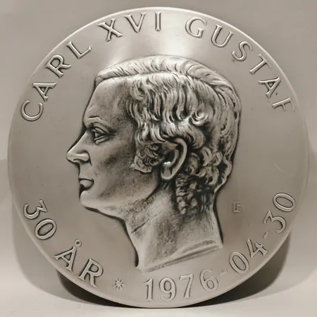 Väggrelief Kung Carl XVI Gustaf 30 år 1976-04-30 Lagerströms Silver certifikat på baksida nummer:0467 fylld baksida repor samt fläckar silver 999/1000 Vikt: 378 g