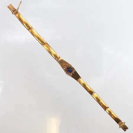 Stelt armband med syntetiska stenar, längd 18cm, bredd 5,9-10,5mm, några stenar fattas, något repig, gravyr, länkar i 23K, bricka med stenar 18K. Vikt: 26 g