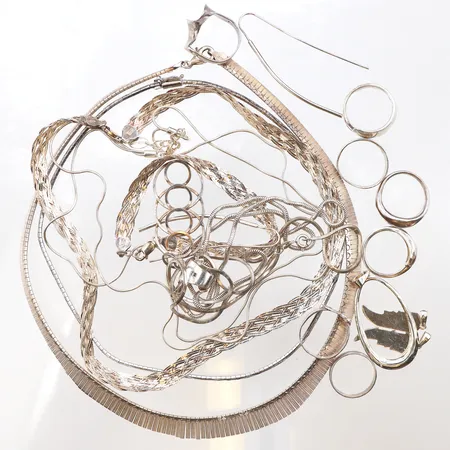 Diverse Silversmycken, kedjor, collier, hängen, ringar, vissa med ojämnheter, 925/1000 silver. Vikt: 121 g