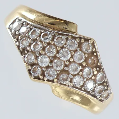 Ring med vita stenar stl:18 bredd 10mm 14K Vikt: 2,8 g