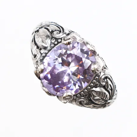 Ring med vita och lila sten, stl:19, bredd 2,5-12,7mm, 925/1000 silver. Vikt: 7,9 g