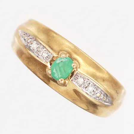 Ring med smaragd sam diamanter 4x0,005ct stl:15¾ bredd: 2-6mm, nagg på smaragd, 18K Vikt: 2,4 g