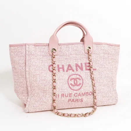 Väska Chanel Deuville Tote rosa canvas med guldfärgad beslag, rosa foder, invändigt tre fack varav en med dragkedja, 50x30x20cm, märkt CHANEL made in Italy samt numrerad.