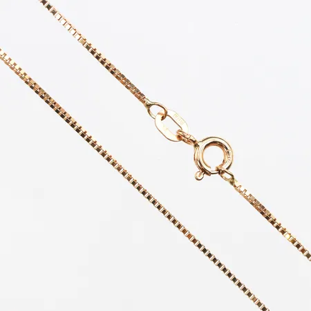 Kedja, längd 44cm, bredd 0,8mm, 18K. Vikt: 2,5 g