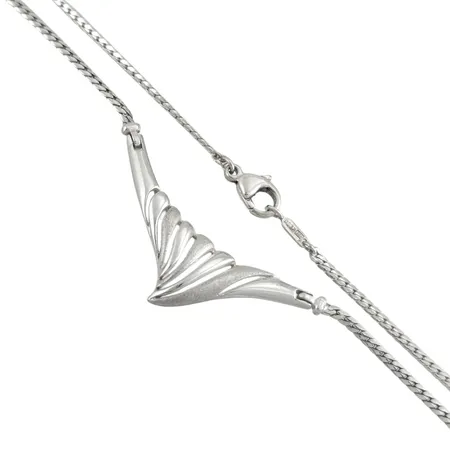 Collier silver 925/1000, integrerat hänge (40,5x14 mm), yta med delvis borstad dekor, längd 41 cm, kedja bredd 2 mm, tillverkare JOA Vikt: 7,2 g