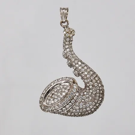 Hänge saxofon med vita stenar längd: ca 5,5cm bredd: ca 2-32mm saknar stenar 18K Vikt: 9,7 g