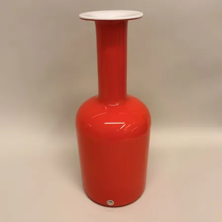 Flaskvas/golvvas design Otto Brauer (1911-1984), mellanstor, höjd 38cm, Ø14,5cm, vit insida röd utsida, 1970-tal, etikettmärkt Holmegaard Kastrup Denmark, glas Skickas med postpaket.