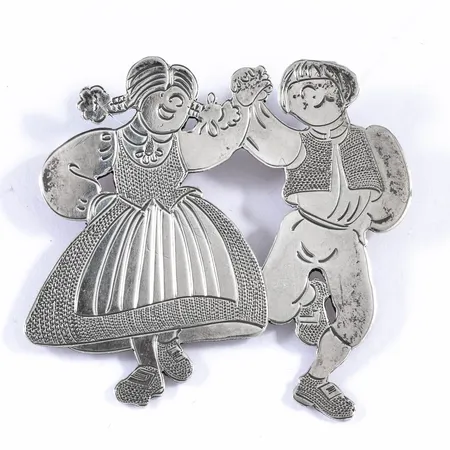 Hänge dansande par i folkdräkt bredd 46mm längd 45mm, två öglor på baksidan, silver 830/1000 13,2g.