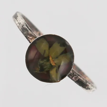 Ring med pressad blomma i rödtonad resin, justerbar skena ca stl16/17, bredd 8mm, silver Vikt: 1 g