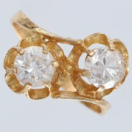 Ring med vita stenar stl:15½ bredd 1,8-15,5mm 21K.  Vikt: 1,6 g
