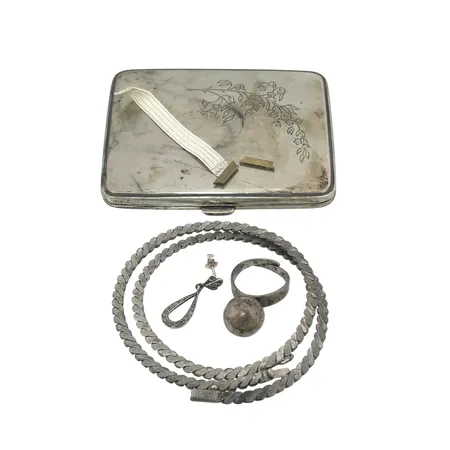 Diverse silverföremål bl.a. cigarettetui 830/1000, (80x65 mm), bruksmärken, defekter/gravyr Vikt: 90,8 g