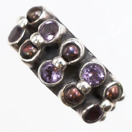 Ring med ametist Kumkum, stl:16, bredd 5,9-10,3mm, skev skena, 925/1000 silver. Vikt: 8,8 g