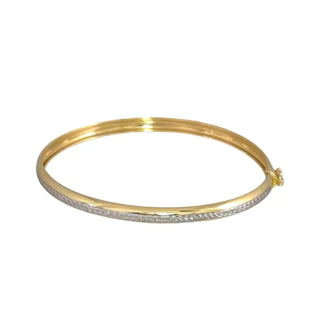 Armring i 18K guld, tvåfärgad modell med facetterat vitt guld, oval form, öppningsbar, Guldfynd (GHA) 20003719, inre omkrets 17,5 cm, bredd 5 mm, fint skick, ordinarie nypris hos Guldfynd 18 498 kr Vikt: 5,1 g