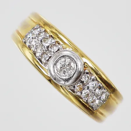 Ring med diamanter 1x ca 0,10ct 16x ca 0,02ct stl: ca 18¼ bredd: ca 3-7mm ostämplad 14K Vikt: 4 g